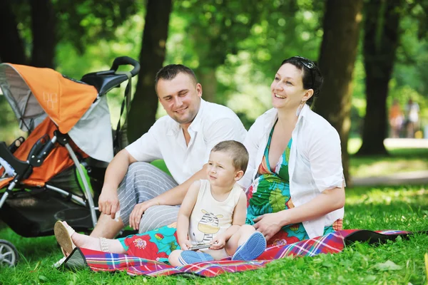 Familie op park ontspannen en plezier hebben — Stockfoto