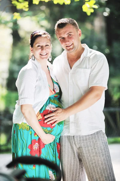 공원에서 아름 다운 화창한 날에 행복 한 임신 부부 — 스톡 사진