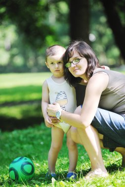 mutlu çocuk ve anne park eğlenmek