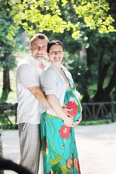 Gelukkige zwangere paar op mooie zonnige dag in park — Stockfoto