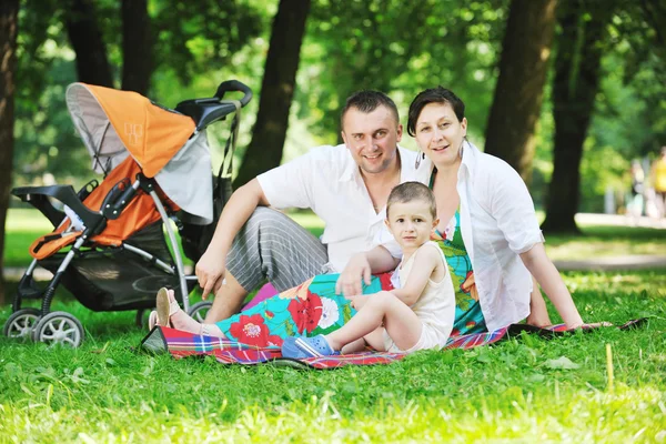 Familia en el parque relajante y divertirse —  Fotos de Stock