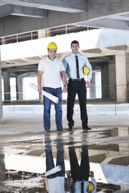 Mimarlar inşaatı sitede ekip