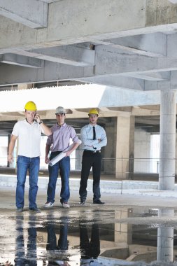 Mimarlar inşaatı sitede ekip