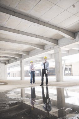 Mimarlar inşaatı sitede ekip