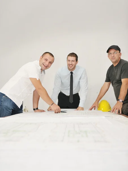 Team av arkitekter på byggarbeten webbplats — Stockfoto