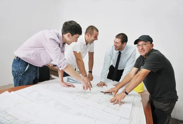 Equipe de arquitetos no local construciton — Fotografia de Stock