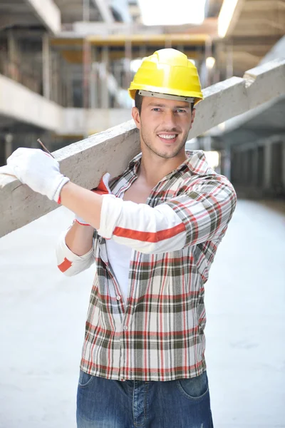 Ciężko pracuje na budowie — Zdjęcie stockowe