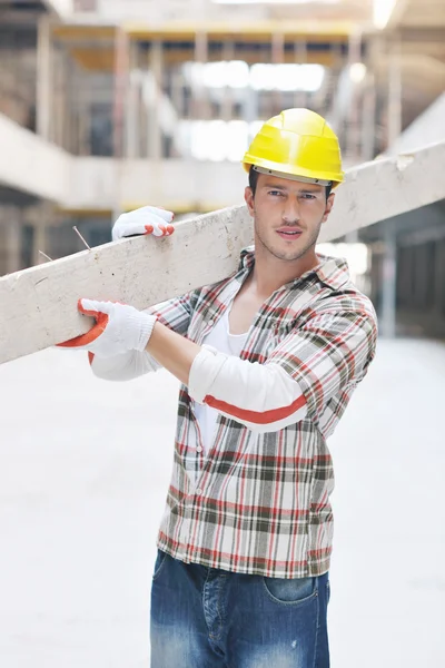 Жорсткий робітник на будівельному майданчику — стокове фото
