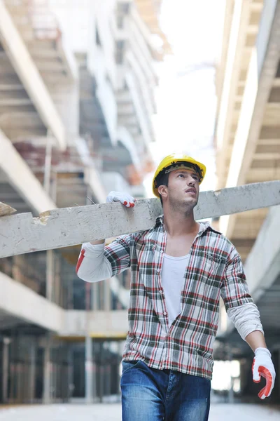 Жорсткий робітник на будівельному майданчику — стокове фото