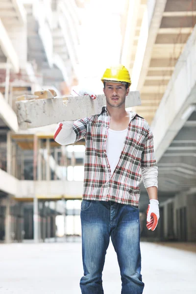 Hård arbetstagare på byggarbetsplatsen — Stockfoto