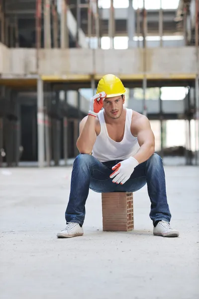 Fleißiger Arbeiter auf der Baustelle — Stockfoto