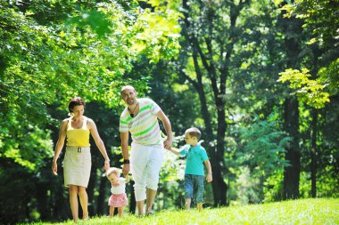 mutlu genç çift çocuklarıyla birlikte park eğlenmek