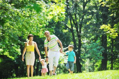 mutlu genç çift çocuklarıyla birlikte park eğlenmek