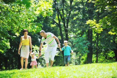 mutlu genç çift çocuklarıyla birlikte park eğlenmek