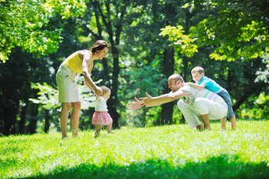 mutlu genç çift çocuklarıyla birlikte park eğlenmek