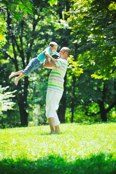 Gelukkig vader en zoon hebben plezier in het park — Stockfoto