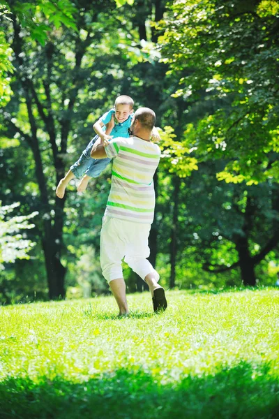 Szczęśliwy ojciec i syn zabawy w parku — Zdjęcie stockowe