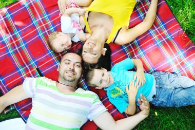 mutlu genç çift çocuklarıyla birlikte park eğlenmek
