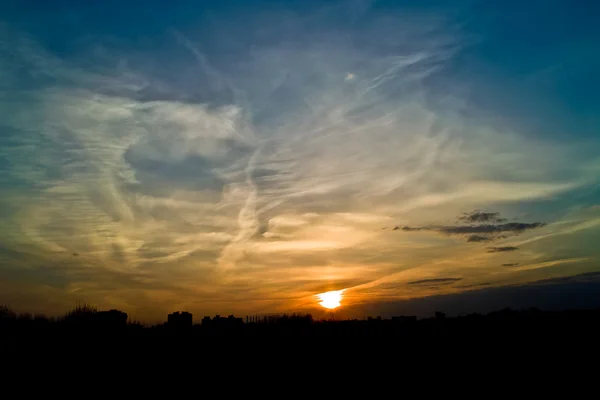 Nascer do sol paisagem nublada — Fotografia de Stock