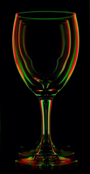 Copo de vinho vazio colorido transparente em preto — Fotografia de Stock