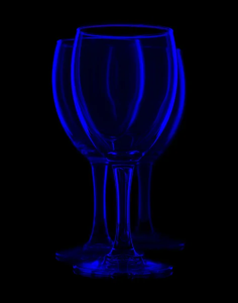 Trois verres à vin vides sur noir — Photo