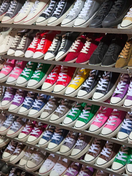 Beaucoup de chaussures de baskets en vente — Photo