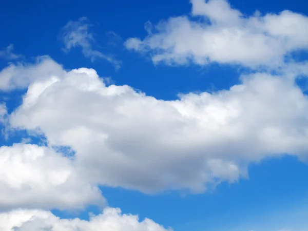Flauschige Wolken — Stockfoto