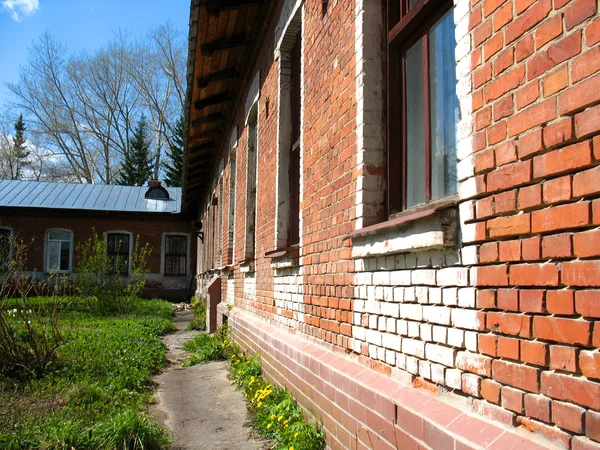 Стены и окна — стоковое фото