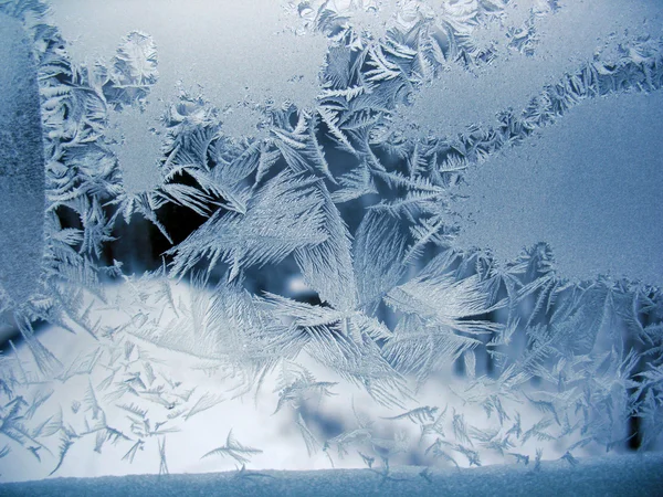 Padrão de neve na janela de inverno — Fotografia de Stock