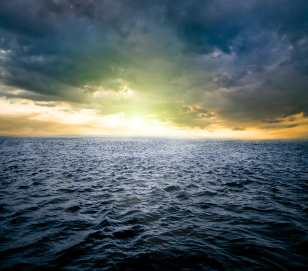 Zonsopgang boven oceaan — Stockfoto