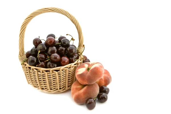 Košík ovoce. — Stock fotografie