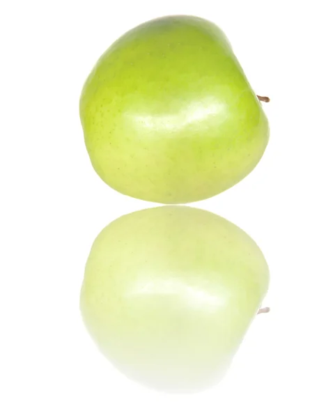 Manzana verde con reflejo —  Fotos de Stock