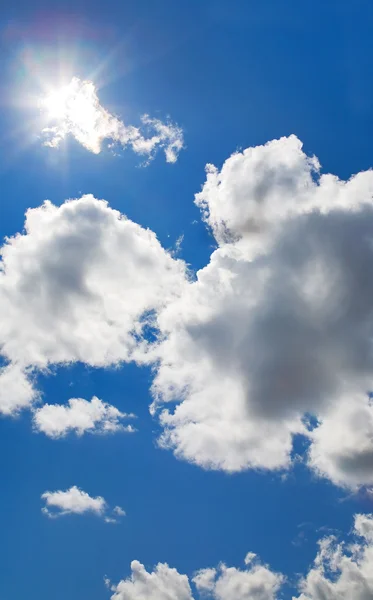 Strålande sol på blå himmel — Stockfoto