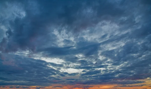 Небо с темно-синими облаками — стоковое фото