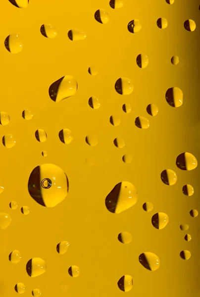 Капли на желтом фоне — стоковое фото