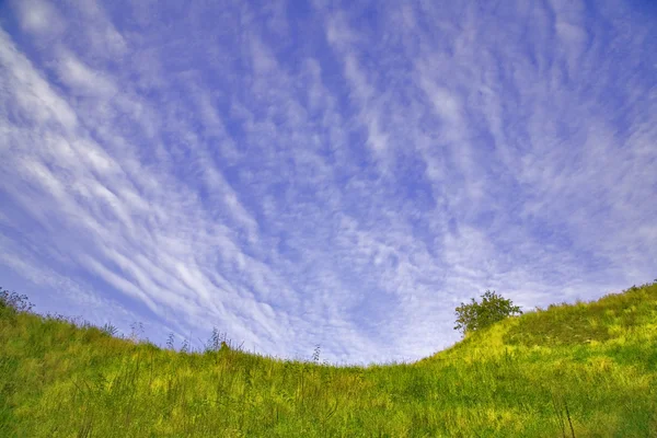 绿色的群山在蓝蓝的天空下 — 图库照片