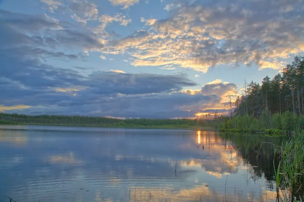 Pôr do sol acima do pequeno lago florestal — Fotografia de Stock