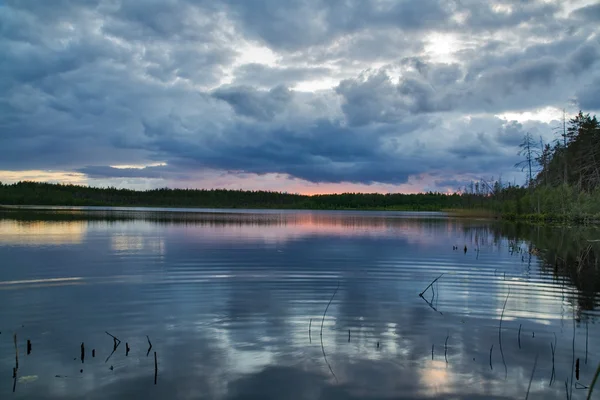 Nuvens pesadas acima da lagoa florestal — Fotografia de Stock
