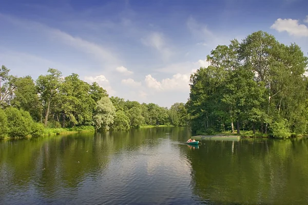 여름 연못에서 보트 — 스톡 사진
