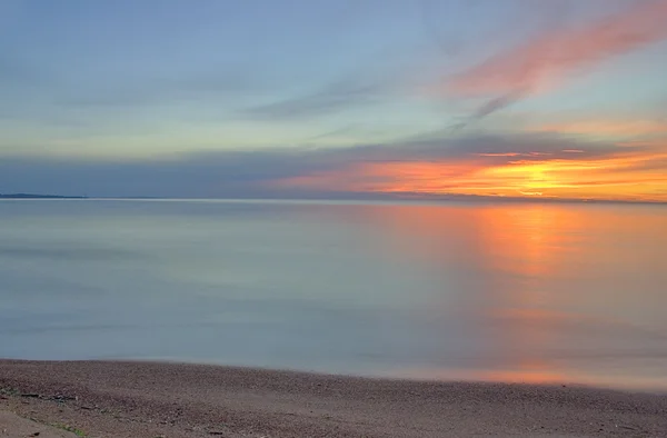 Puesta de sol sobre el mar tranquilo —  Fotos de Stock