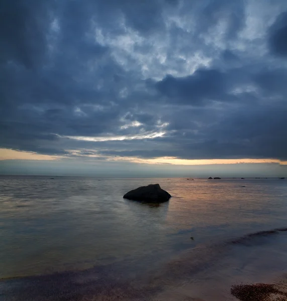 돌으로 일몰 여름 풍경 — 스톡 사진
