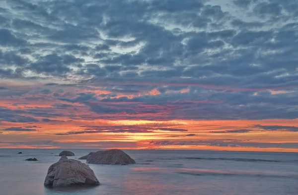 붉은 구름이 덮인 태양 — 스톡 사진