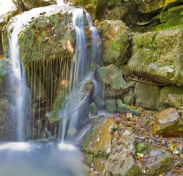 Водопад в зеленых камнях — стоковое фото