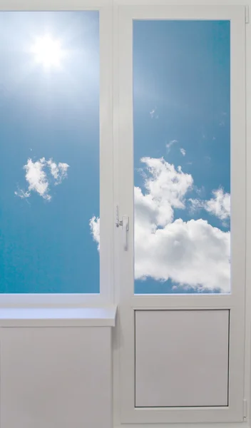 Wit venster en blauwe hemel — Stockfoto
