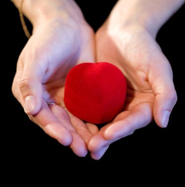 Kırmızı hediye kadın elle