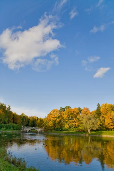 Brug en de herfst landschap — Stockfoto