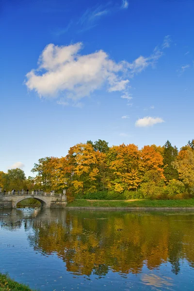 Brücke unter Herbstwolke — Stockfoto