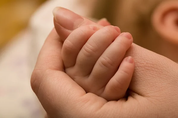 Moeder en baby handen — Stockfoto
