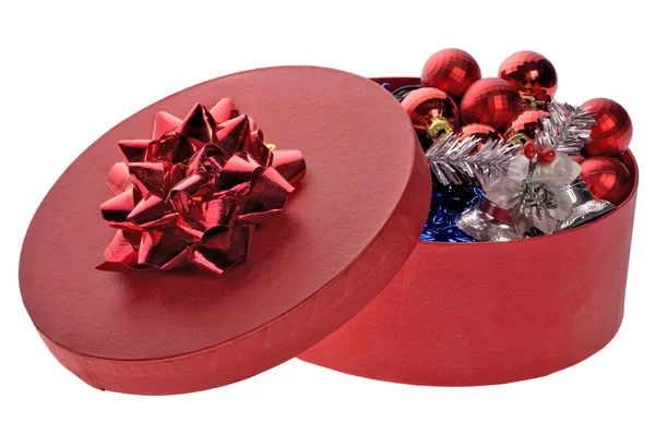 Caja roja con decoración de árbol de Navidad —  Fotos de Stock