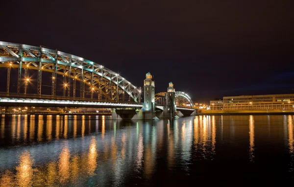 Oświetlony kolebkowaty most — Zdjęcie stockowe
